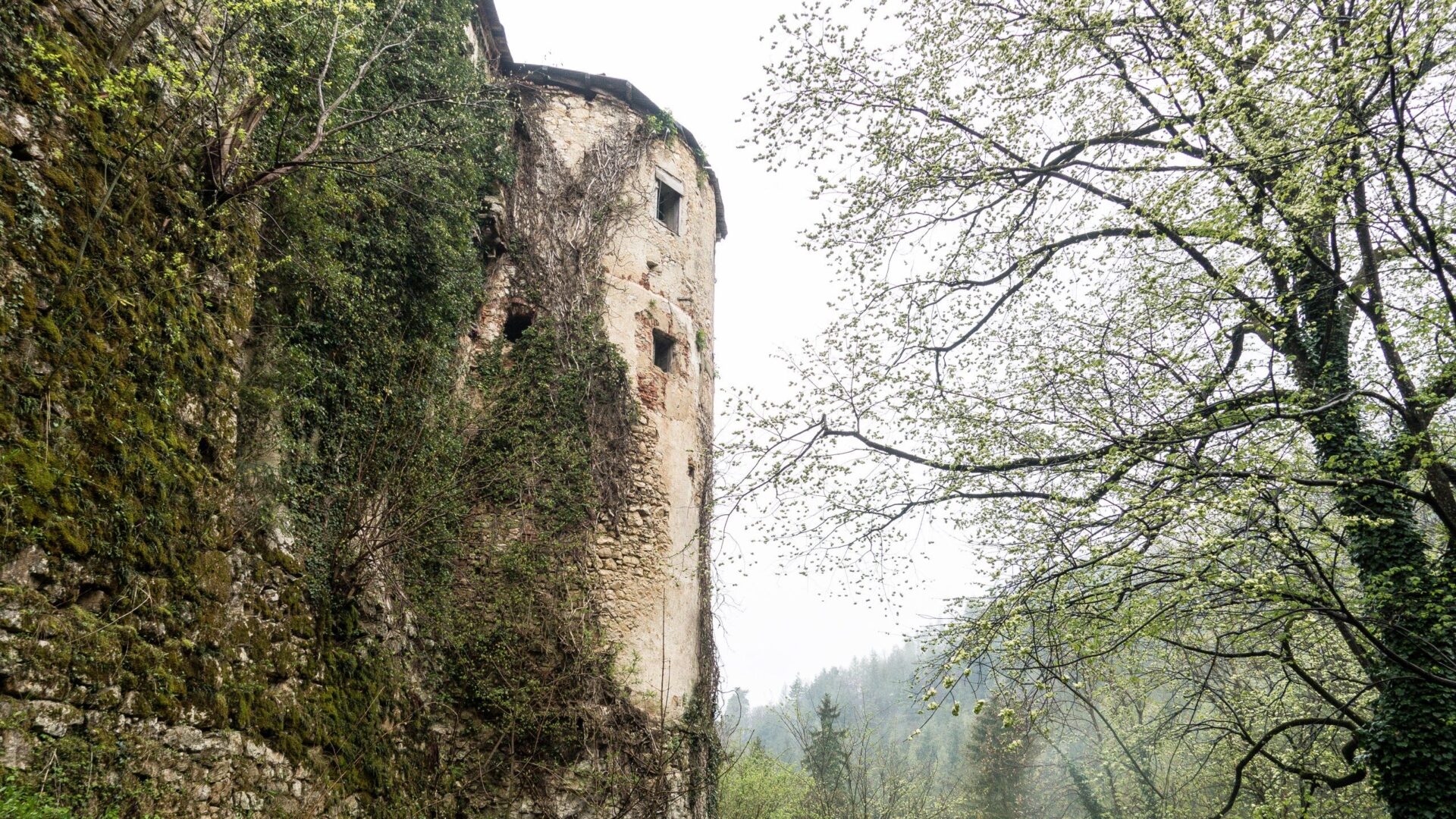 Castello di Grad Lemberg a Nova Cerkev in Slovenia Balcani in Camper con LPDM Le Puntine del Mondo