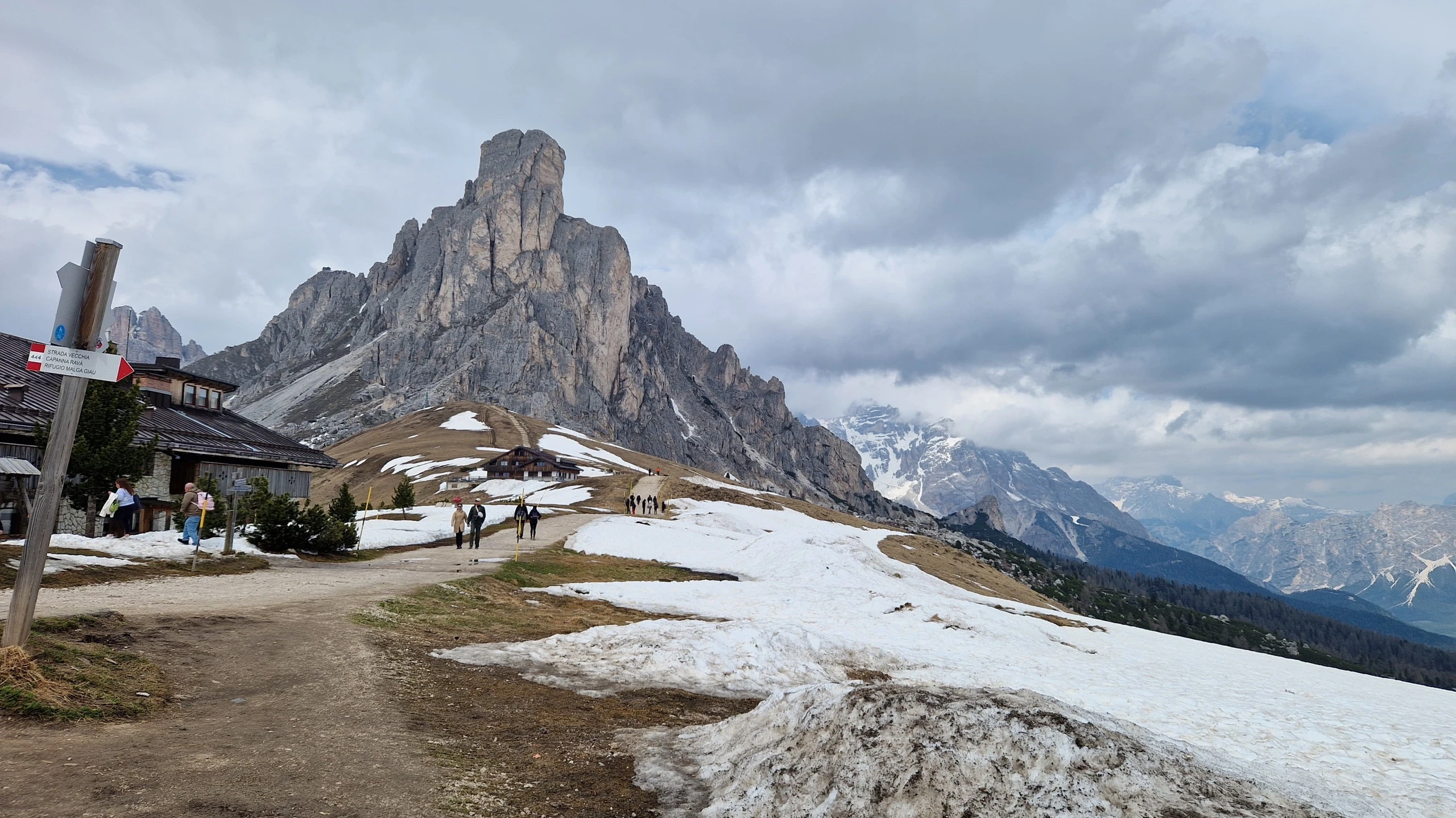 Passo Giau, Dolomiti, vacanza in moto, neve a giugno, panorami Dolomiti, Val Boite, Val Fiorentina, Cortina d'Ampezzo, Patrimonio UNESCO, Prima Guerra Mondiale, storia Passo Giau, natura Passo Giau, biodiversità alpina, marmotte, camosci, aquila reale, flora alpina, Enrosadira, Giro d'Italia, trekking Dolomiti, Rifugio Passo Giau, Rifugio Averau, arrampicata Dolomiti, sci Passo Giau, sosta camper panoramica, Le Puntine del Mondo, Camper, itinerario moto Dolomiti, viaggio in camper Dolomiti, punti panoramici camper, Dolomiti in moto, Dolomiti in camper