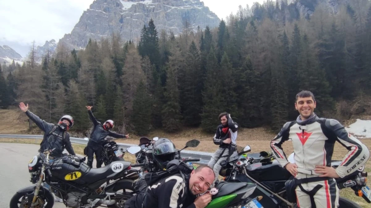 Passo Giau, Dolomiti, vacanza in moto, neve a giugno, panorami Dolomiti, Val Boite, Val Fiorentina, Cortina d'Ampezzo, Patrimonio UNESCO, Prima Guerra Mondiale, storia Passo Giau, natura Passo Giau, biodiversità alpina, marmotte, camosci, aquila reale, flora alpina, Enrosadira, Giro d'Italia, trekking Dolomiti, Rifugio Passo Giau, Rifugio Averau, arrampicata Dolomiti, sci Passo Giau, sosta camper panoramica, Le Puntine del Mondo, Camper, itinerario moto Dolomiti, viaggio in camper Dolomiti, punti panoramici camper, Dolomiti in moto, Dolomiti in camper