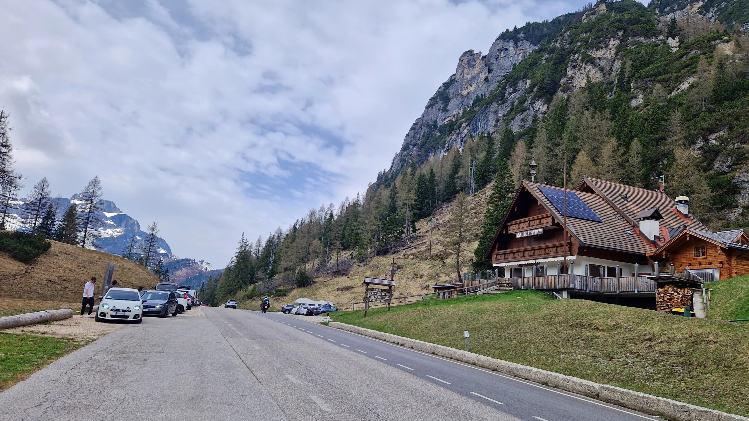 Passo Giau, Dolomiti, vacanza in moto, neve a giugno, panorami Dolomiti, Val Boite, Val Fiorentina, Cortina d'Ampezzo, Patrimonio UNESCO, Prima Guerra Mondiale, storia Passo Giau, natura Passo Giau, biodiversità alpina, marmotte, camosci, aquila reale, flora alpina, Enrosadira, Giro d'Italia, trekking Dolomiti, Rifugio Passo Giau, Rifugio Averau, arrampicata Dolomiti, sci Passo Giau, sosta camper panoramica, Le Puntine del Mondo, Camper, itinerario moto Dolomiti, viaggio in camper Dolomiti, punti panoramici camper, Dolomiti in moto, Dolomiti in camper